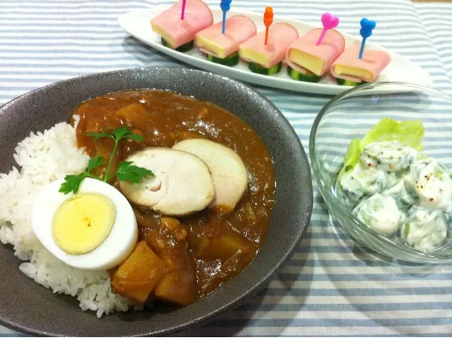 レンジで簡単！鶏チャーシューのっけカレーライス・水切りヨーグルトのキュウリサラダ・ハムとチーズのピンチョス|まーままさん