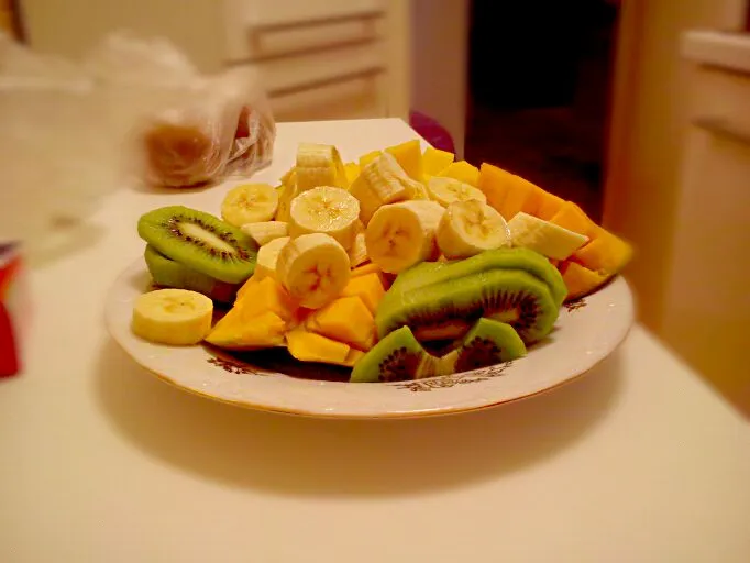 Snapdishの料理写真:fruits on a plate|Mina Derpinaさん