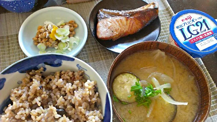 ブリの味噌漬け&納豆&茄子と玉ねぎの味噌汁|まぐろさん