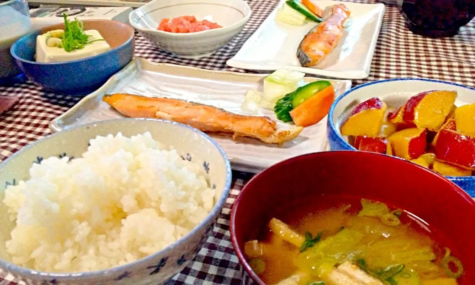 朝ごはん＊焼鮭・漬物・冷奴・たらこ・さつまいも甘露煮・白菜とお揚げの味噌汁|ひかるんさん