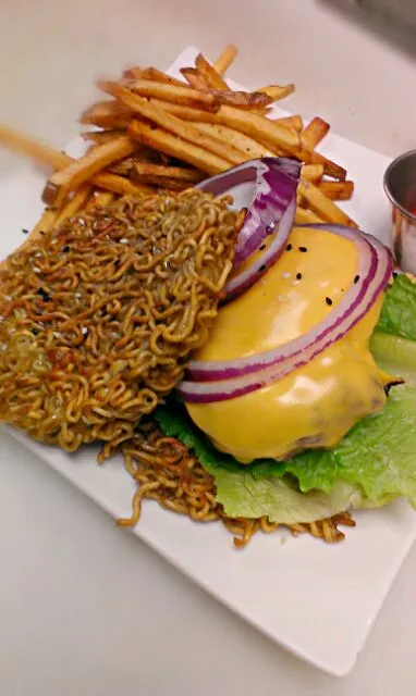 Sam's All American Ramen Noodle Bun Burger|Patrick fennさん