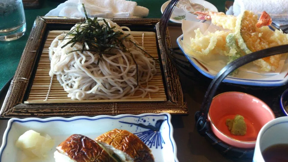 Snapdishの料理写真:天ぷら蕎麦と焼き鯖寿司のセット。アッサリ美味しかった！|SATOSHI OOCHIさん