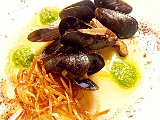 Steamed Mussels in Buerre Fondue with a Hint of Cayenne, Portabella annd Crisp Leek|Dustin Stairさん