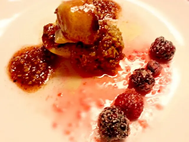 Pecan Prailine with Berries and Sauce|Dustin Stairさん