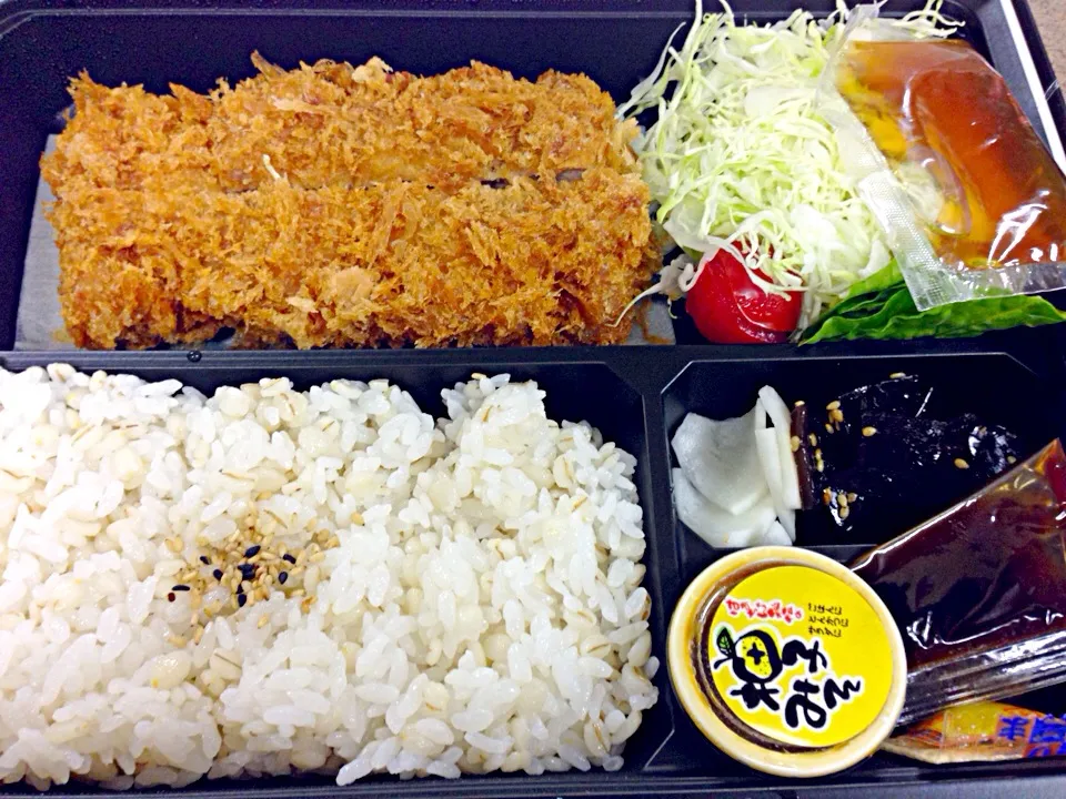 トンカツ弁当|Food is lifeさん