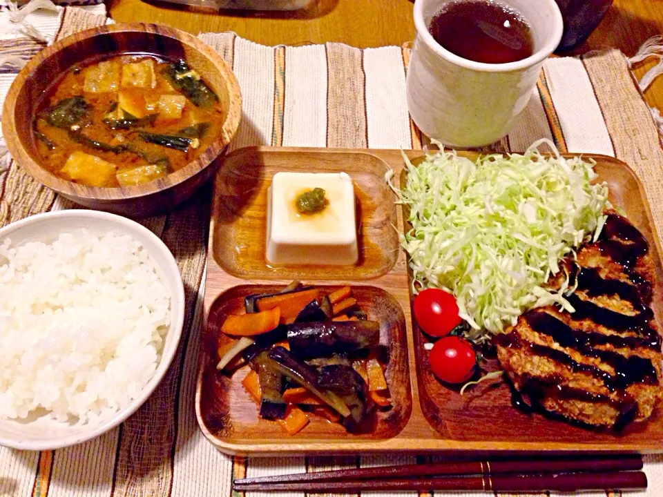 Snapdishの料理写真:とんかつ、冷奴、茄子と人参の煮浸し、味噌汁|sayaさん