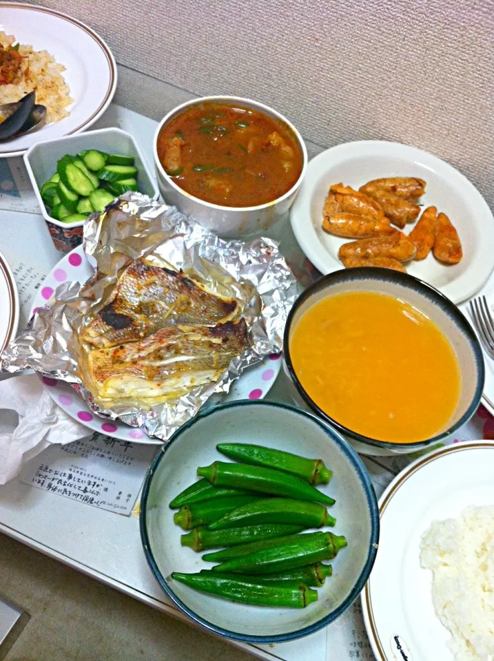 Prawn and chili, grilled fish, fried fish egg, and green vege|Moe Moe Thandarさん