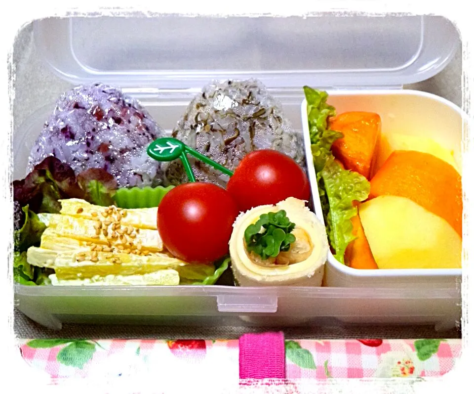 Snapdishの料理写真:今日のお昼(お弁当)　おにぎり(梅ゆかり&じゃこ昆布)　くるくるサンド(チーズ&生ハム&ブロッコリースプラウト)　さつまいものサラダ　ミニトマト　柿とりんご|しょうこさん