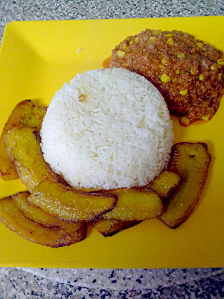 cornbeef,  white rice and fry plantains|Orlando Irizarryさん