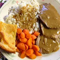 Roast beef with caramelized garlic gravy, glazed carrots and Yorkshire pudding|Kimberly Scottさん