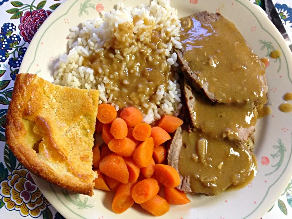 Roast beef with caramelized garlic gravy, glazed carrots and Yorkshire pudding|Kimberly Scottさん