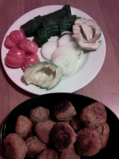 Falafel dinner. Avocado, onion, cucumber, tomato. With wraps and salsa!!|Polly Gelfusoさん