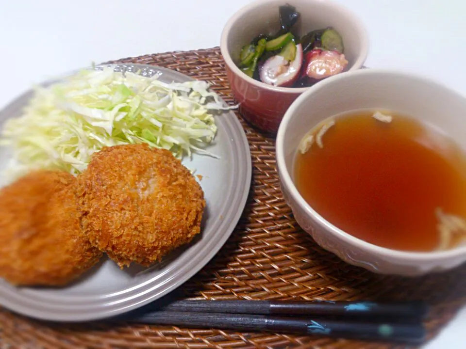 エビカツ 蛸わかめ胡瓜酢の物 オニオンスープ|にゃろめさん