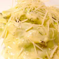 Spinach and Cheese Ravioli in White Roasted Garlic Parmesan Sauce|Jonathan Aさん