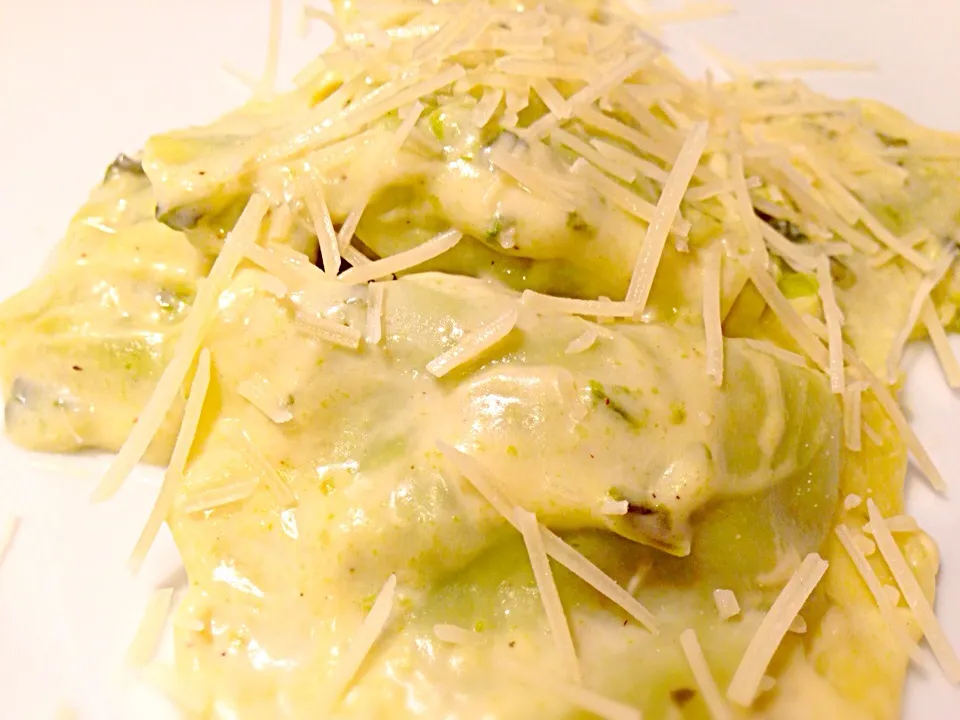 Spinach and Cheese Ravioli in White Roasted Garlic Parmesan Sauce|Jonathan Aさん