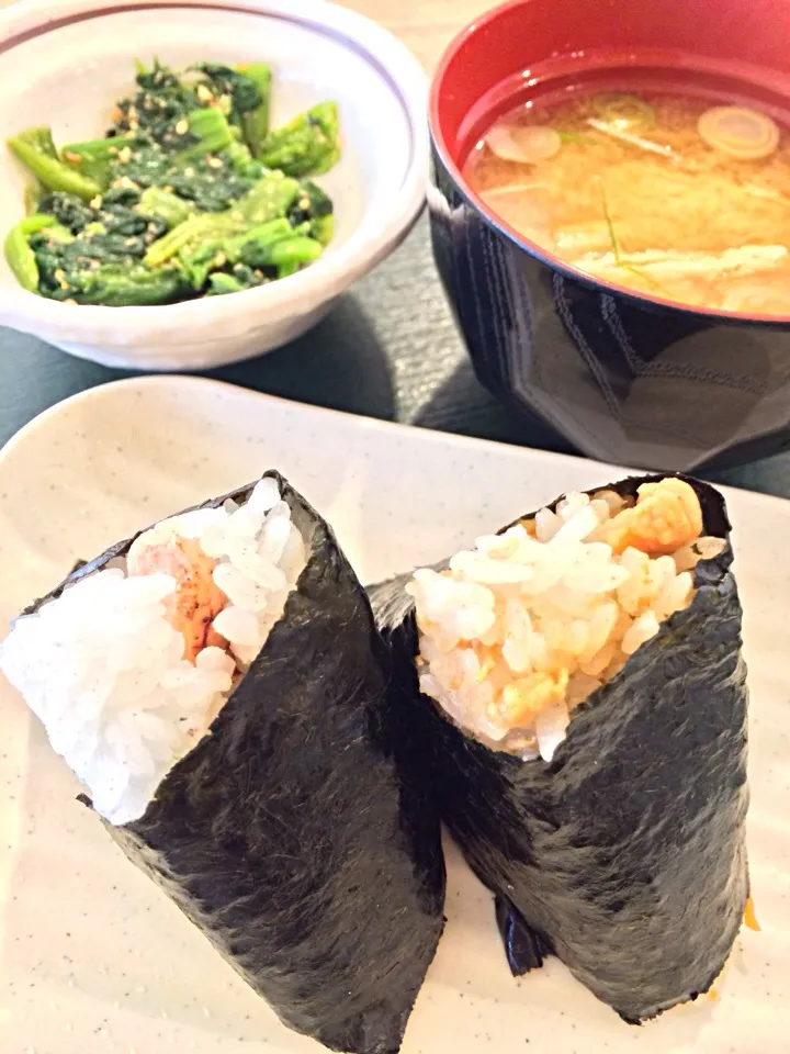 今朝は、炙りたらこと鶏ごぼうのおにぎりに、ほうれん草の胡麻和えとお味噌汁でした。|Takashi H.さん