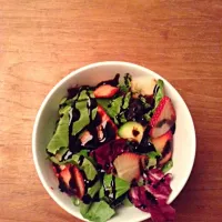 Baby spring mix salad with (a lot) of strawberries, cucumbers with a balsamic glaze|Naomiさん