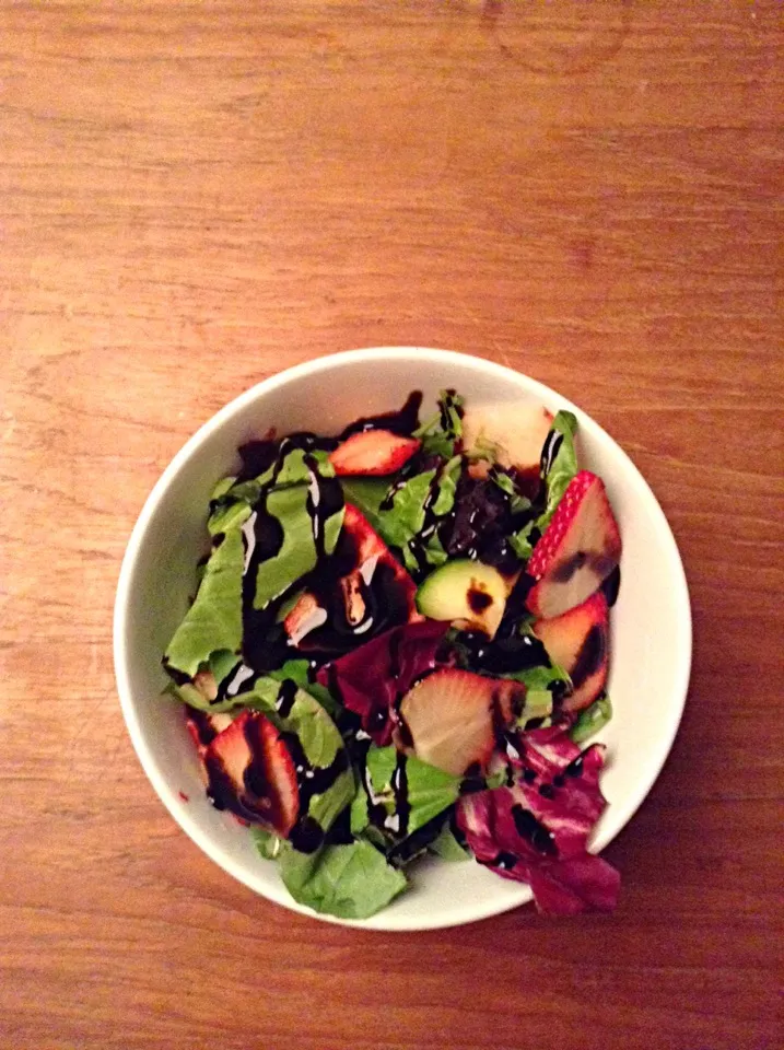 Baby spring mix salad with (a lot) of strawberries, cucumbers with a balsamic glaze|Naomiさん