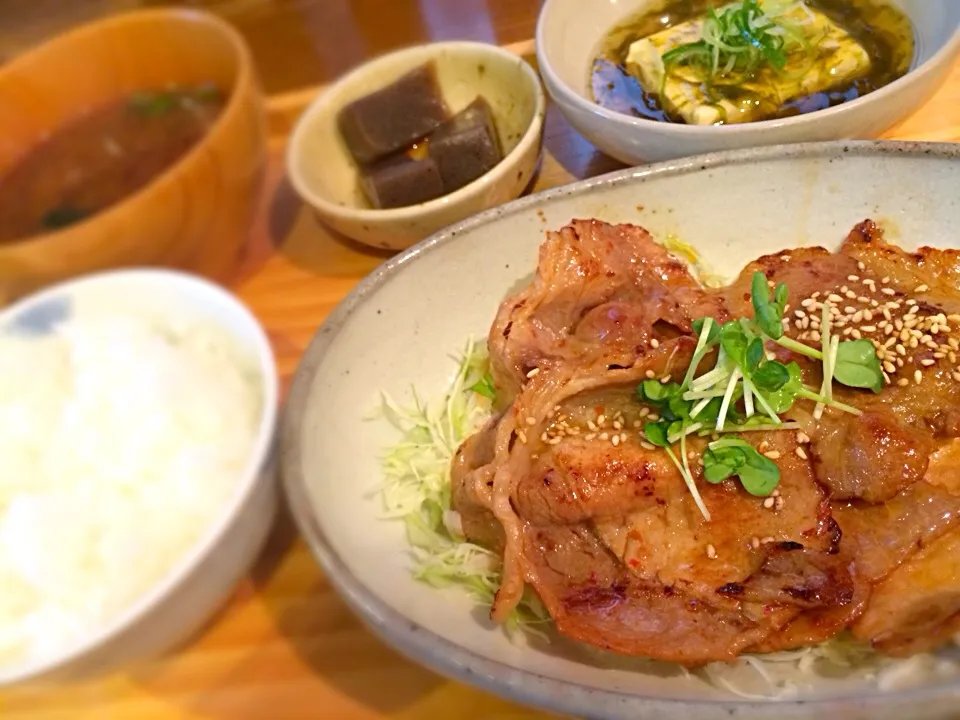 【本日のランチ】豚肉の生姜焼き定食。(ﾟдﾟ)ｳﾏｰ|JTKさん