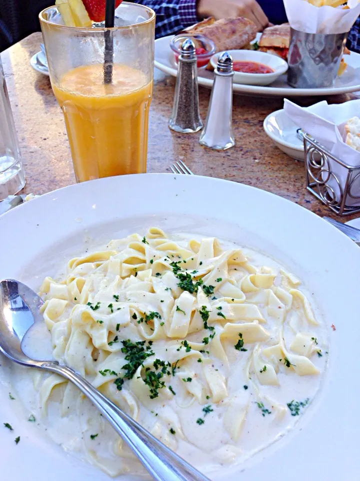 Snapdishの料理写真:Fettuccini Alfredo!|vickycerqueiraさん