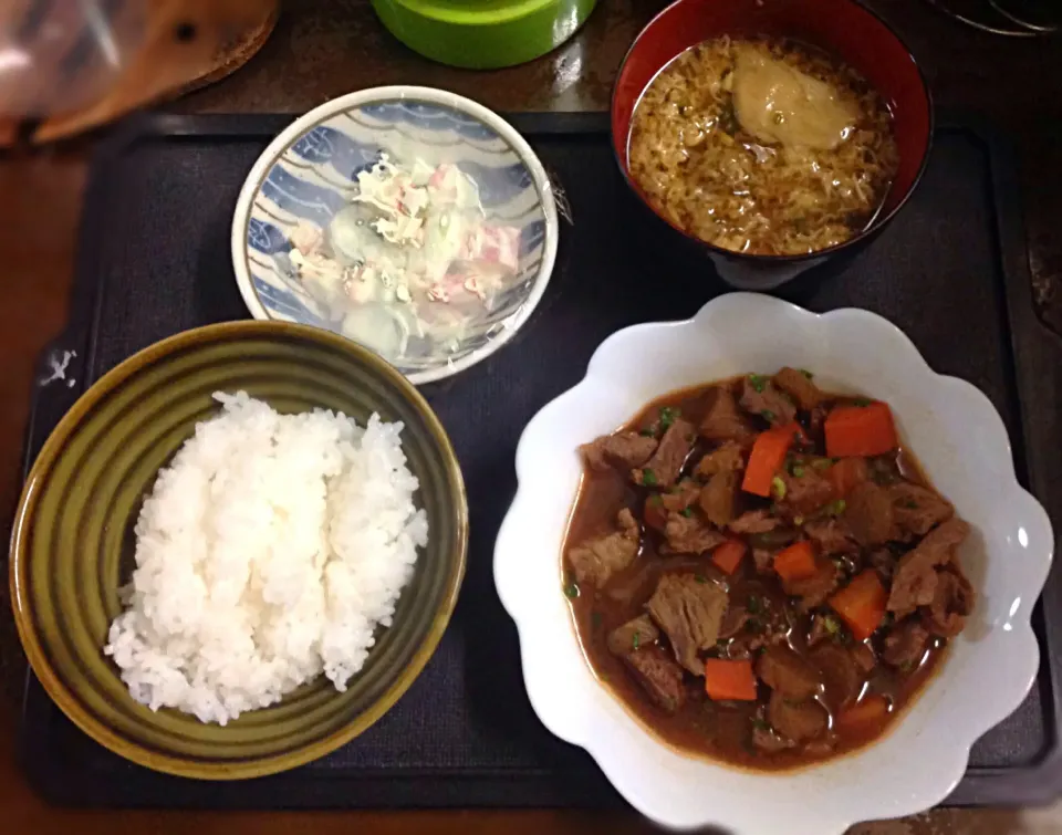 ご飯  どて煮  カニカマときゅうりのサラダ  玉ねぎと卵の汁物|なかむら えみこさん