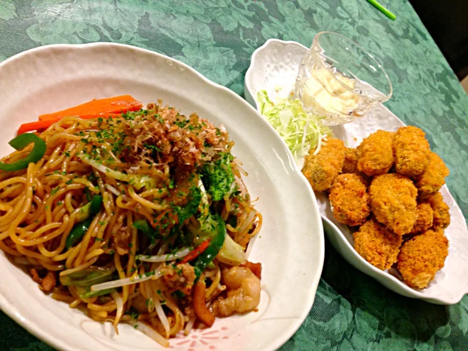 焼きそばとカキフライ|みなさん