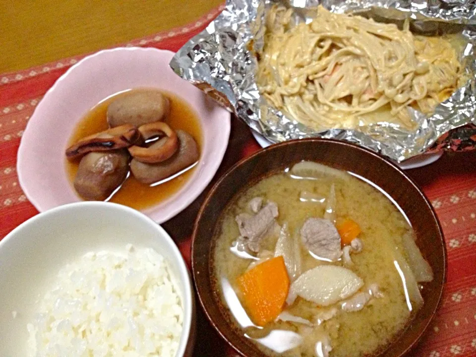 シャケのホイル焼き&小芋とイカの煮物&豚汁|熊本 麻希さん