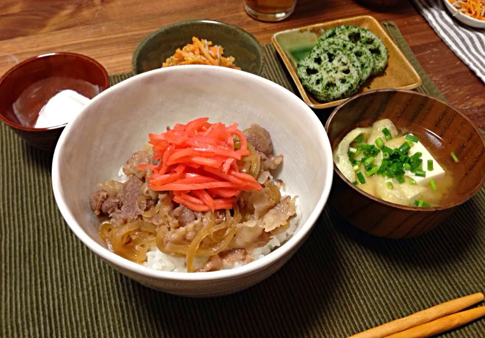 Snapdishの料理写真:牛丼、温泉玉子、人参とシラスの胡麻和え、蓮根の青海苔和え、豆腐と油揚げの味噌汁|サチさん