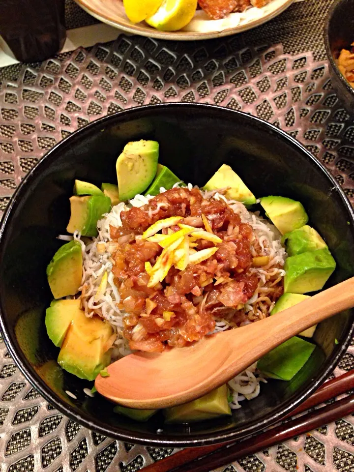 しらすとアボカドとつばすのなめろう風丼|けいさん