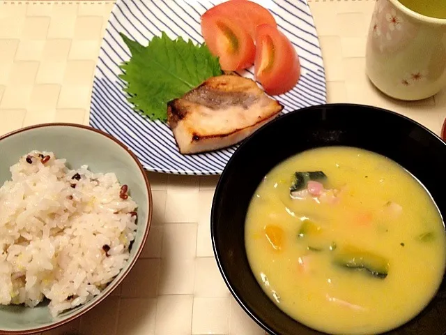 本日の夕飯♪  南瓜クリームシチュー  メカジキの醤油麹漬け トマト|ikukoさん