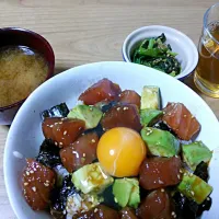 マグロとアボカドのユッケ丼、ほうれん草のごま和え、しめじの味噌汁|Ryoka Itoさん