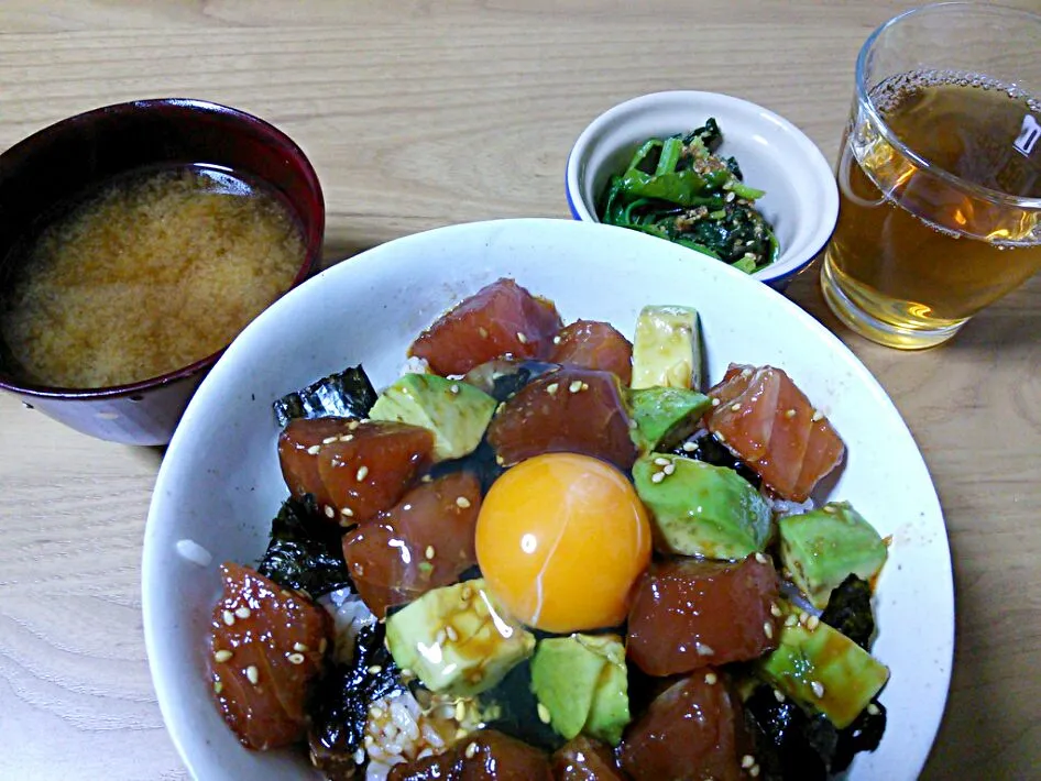 マグロとアボカドのユッケ丼、ほうれん草のごま和え、しめじの味噌汁|Ryoka Itoさん