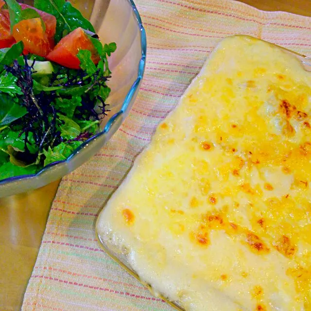 今日の夕飯だよ～マカロニグラタン、ベビーリーフのサラダだよ|なおみさん