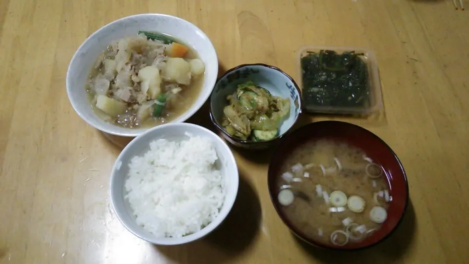 肉じゃが キャベツときゅうりのごま和え めかぶのオクラ和え  味噌汁|佐竹真梨子さん