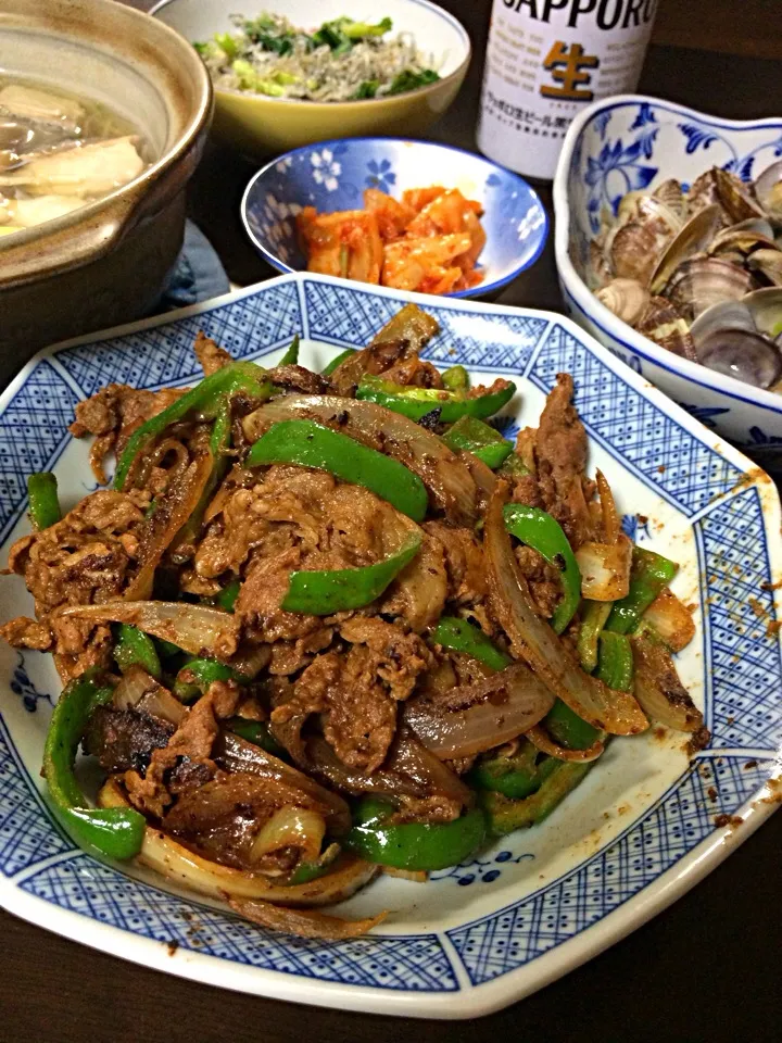 Snapdishの料理写真:豚肉の味噌炒め、鮭とキノコの小鍋、アサリの酒蒸し、ターサイとじゃこ和え、今日は疲れ気味なので、お酒はちょっとだけ|ままぞうさん