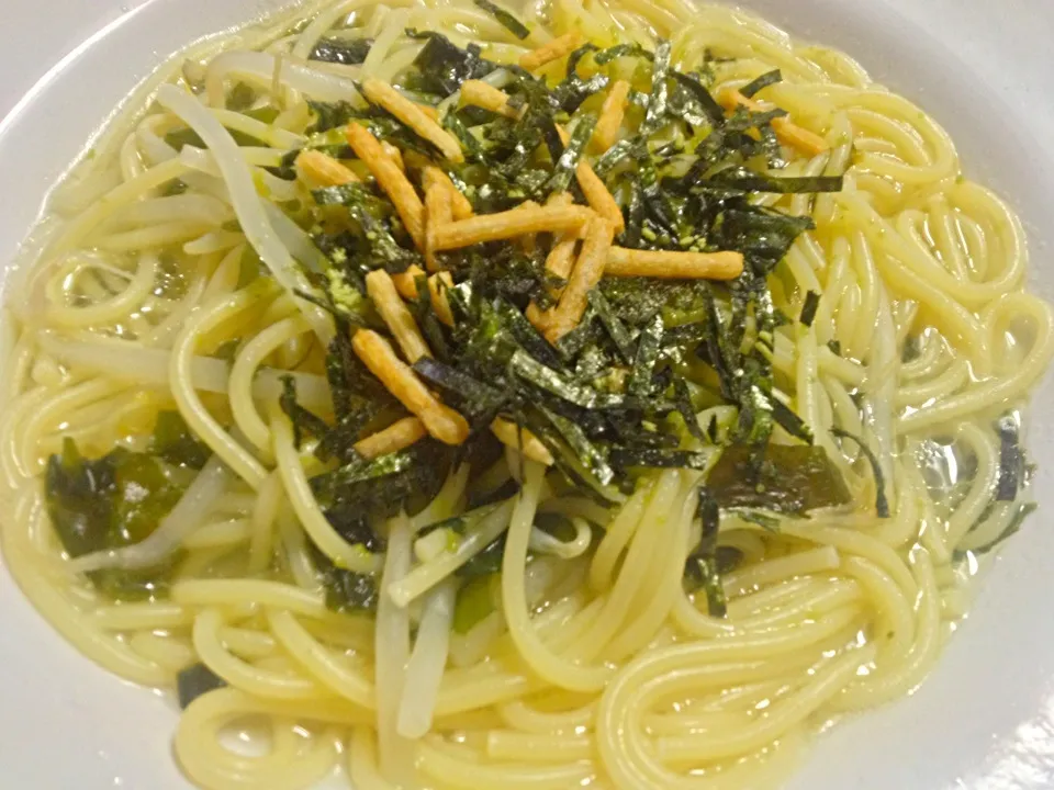 ワカメともやしを織りまぜた麺に、お茶漬けノリのスープパスタ。|shenhuaさん