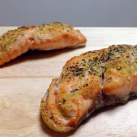 Fine herbs salmon steak|Ash Maxwellさん