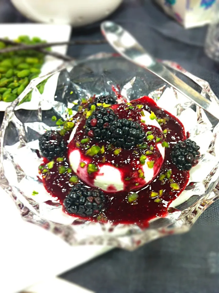 Yoghurt Pannacotta with Black berry coulis by Amanda Bergmann|aястасияさん