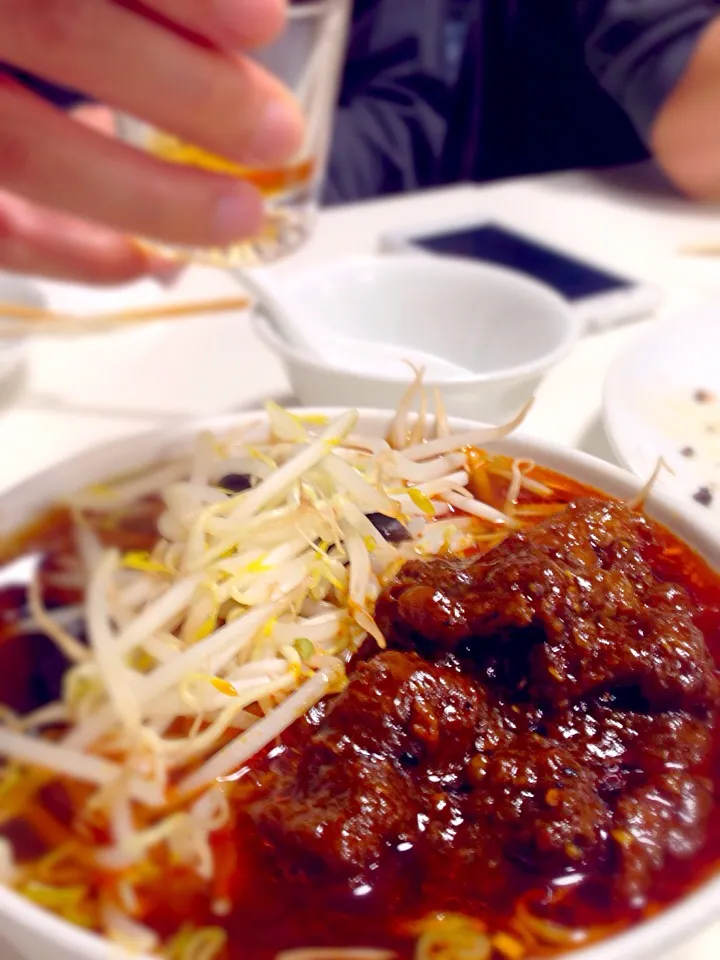 名物牛肉飯に並ぶ人気商品の牛肉麺。メチャクチャ辛いけど旨味十分^o^|まあん👽さん