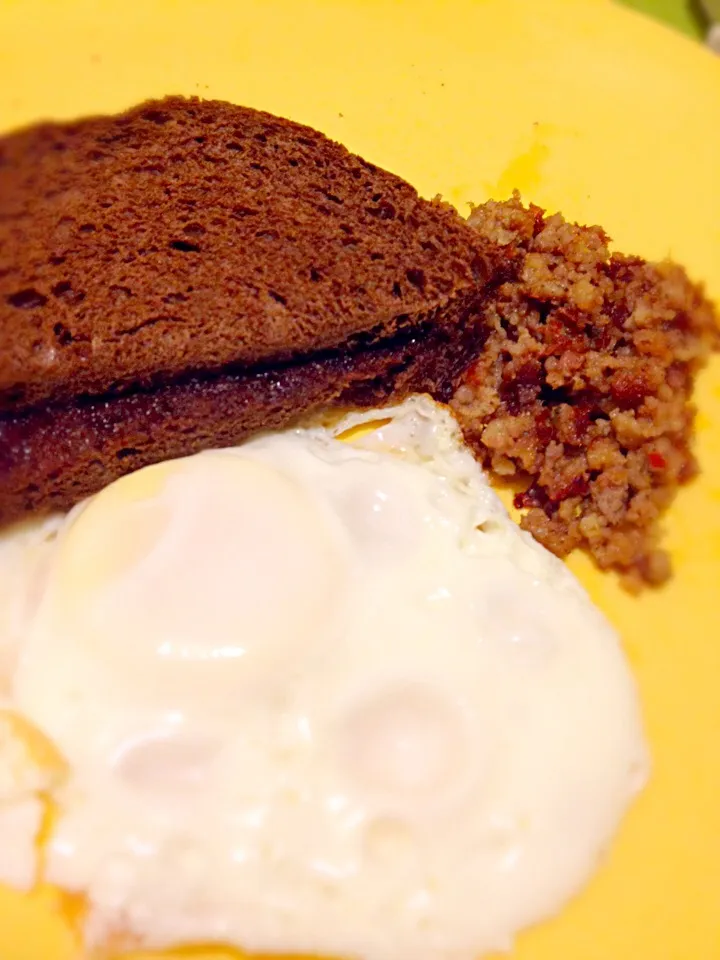 Pumpernickel jam/egg/sausage|Carlos Baezさん