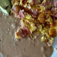 huevos con jamón con frijoles queso fresco y salsa de tomate|Francisco Aguilarさん