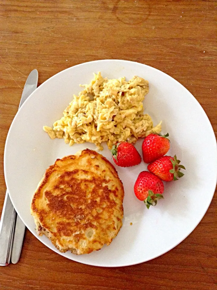 Breakfast- homemade pancake with pecans and brown sugar, scrambled eggs and strawberries|Naomiさん