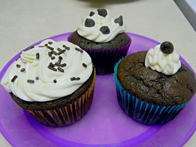 dark choco cupcakes...|Ayel Santellaさん