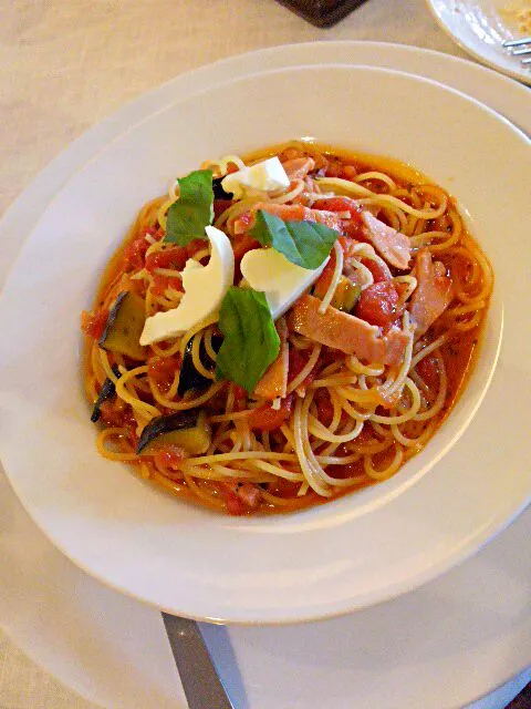 茄子とﾍﾞｰｺﾝとﾓｯﾂｧﾚﾗのﾄﾏﾄｿｰｽﾊﾟｽﾀ。|カオリーナ♪さん