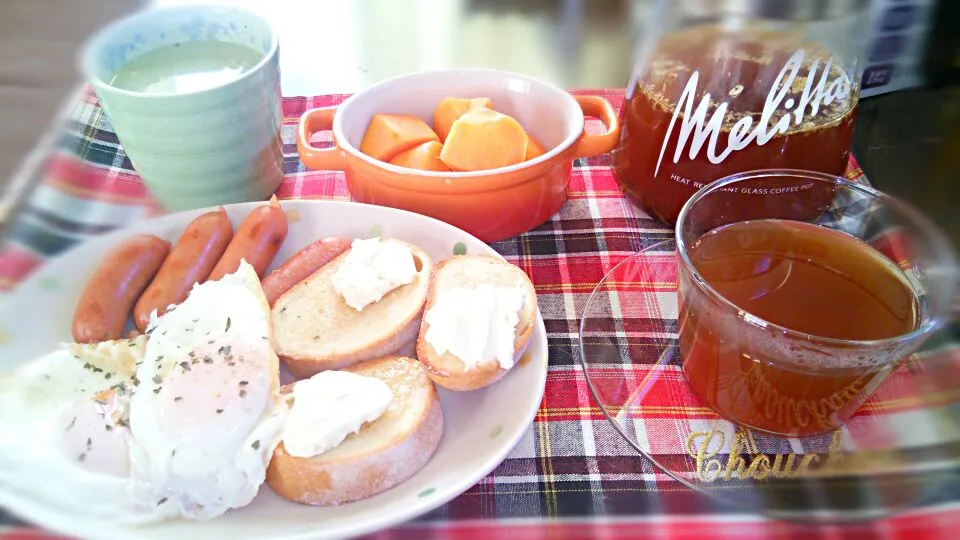 青汁のポタージュ  柿  生姜紅茶 マヌカハニー＆クリームチーズのトースト ソーセージ＆半熟目玉焼き|石川洋子さん