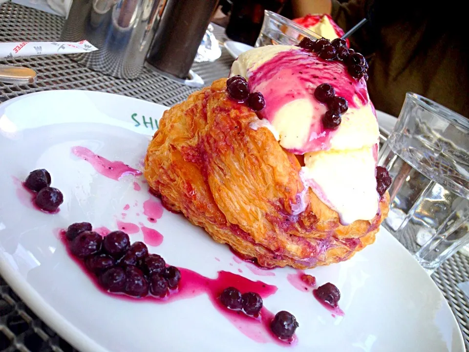 Snapdishの料理写真:hot apple pie w/ ice cream|まゆさん