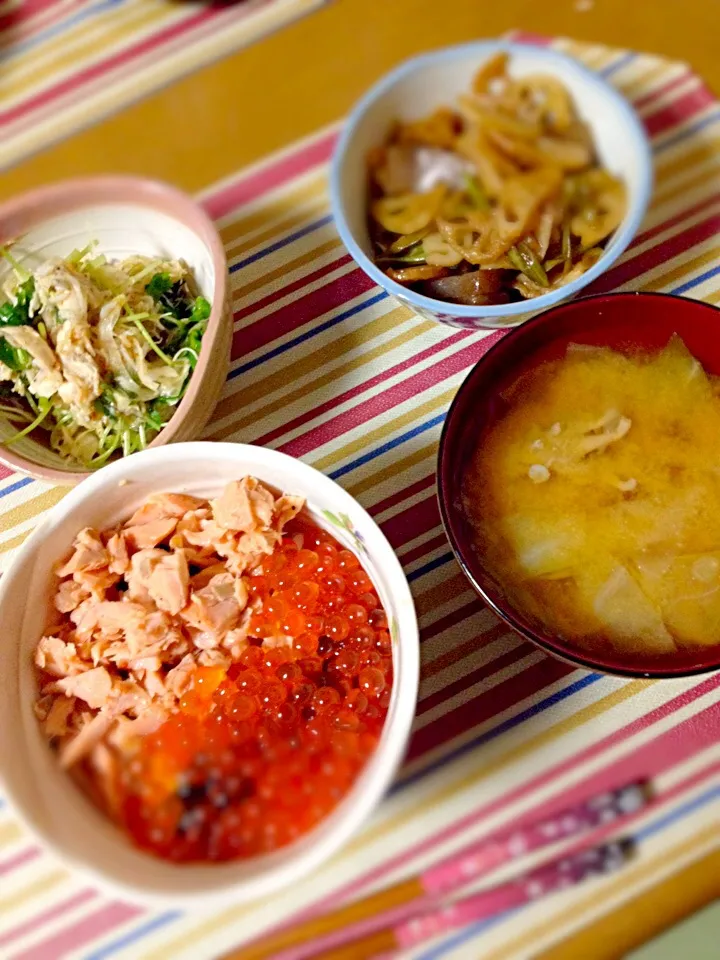 親子丼・たもぎ茸味噌汁・ササミと三つ葉のお浸し・蓮根のきんぴら炒め|あきえさん