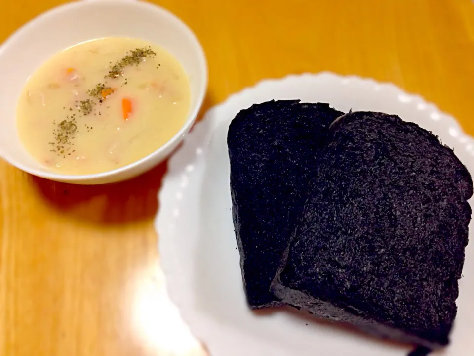 炭入り！真っ黒食パンと、シチュー|あおいさん