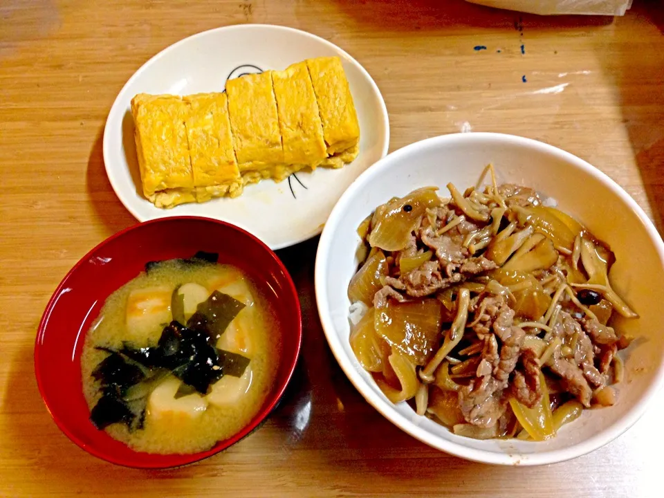 Snapdishの料理写真:牛丼、出し巻き卵、味噌汁|yukoさん