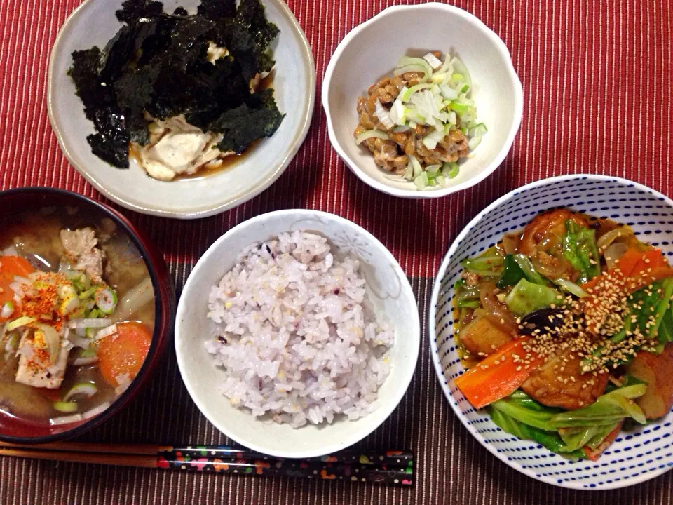 今日の晩ごはん。家常さつま揚げ、女豆腐の温やっこ、納豆、豚汁。|machikoさん